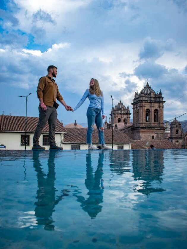 free-photo-of-couple-holding-hands-on-water-of-fountain-in-cuzco