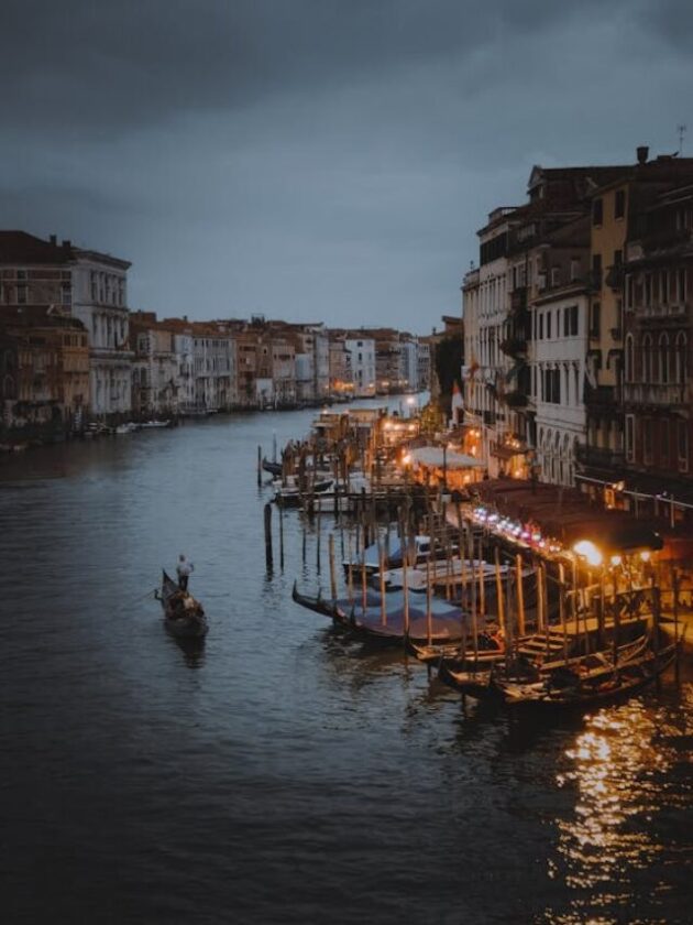 free-photo-of-gondolas-on-canal-in-venice-italy-in-evening (2)