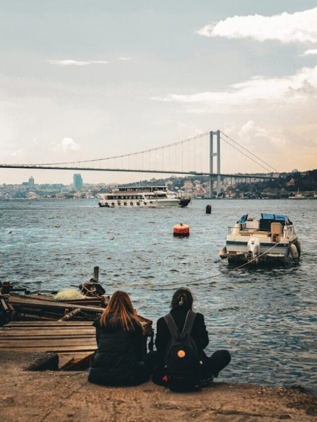 free-photo-of-women-sitting-on-sea-shore-in-istanbul